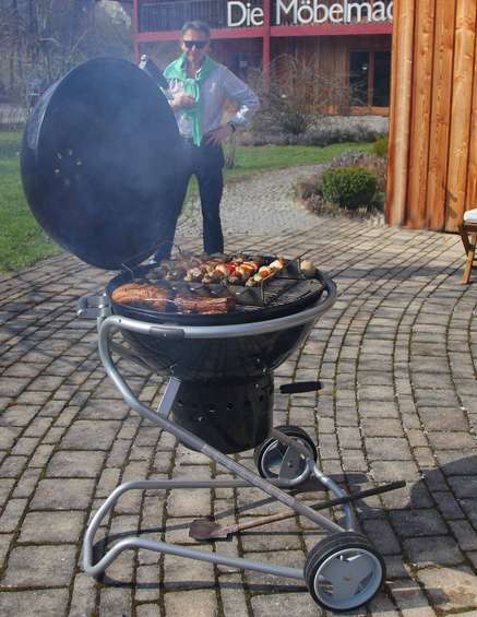 GArtenküche mit Kugelgrill