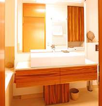 Zwetschgenholz im Badezimmer