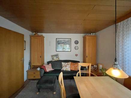 Wohnzimmer in Buche und Grün 