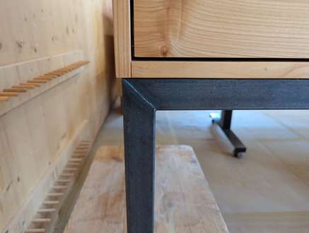 Fußgestell aus Rohstahl für den Schallplattenschrank 