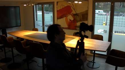 Höhenverstellbarer Konferenztisch aus Massivholz 2