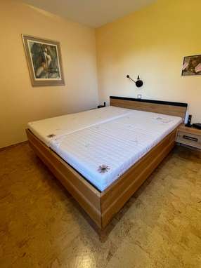 Massivholzbett in Eiche mit Lederdeko Massivholzbett in Eiche mit Lederdeko