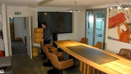 Höhenverstellbarer Konferenztisch aus Massivholz 3