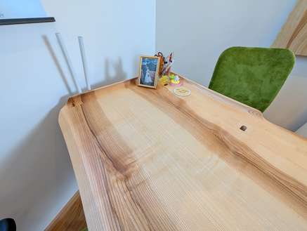 Der Schreibtisch mit der Sonderkante nochmal im Detail
