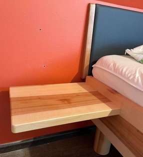 Angehängte Nachtkästchen und Lederkofpteil mit Holzleiste Angehängte Nachtkästchen und Lederkofpteil mit Holzleiste