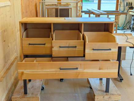 Massivholzmöbel für Schallplatten und CDs in leer in unserer Werkstatt 