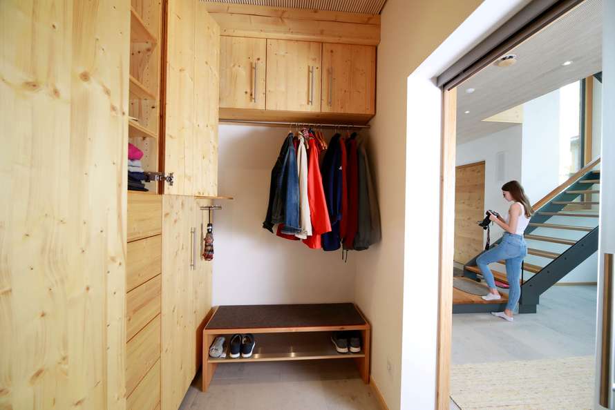 Garderobe aus Fichtendreischicht 