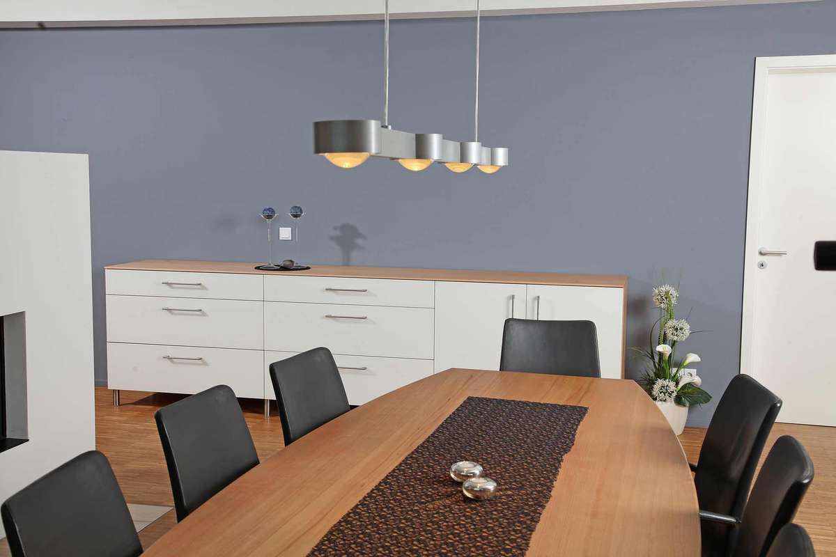 Sideboard aus Glas und Massivholz und Massivholztisch