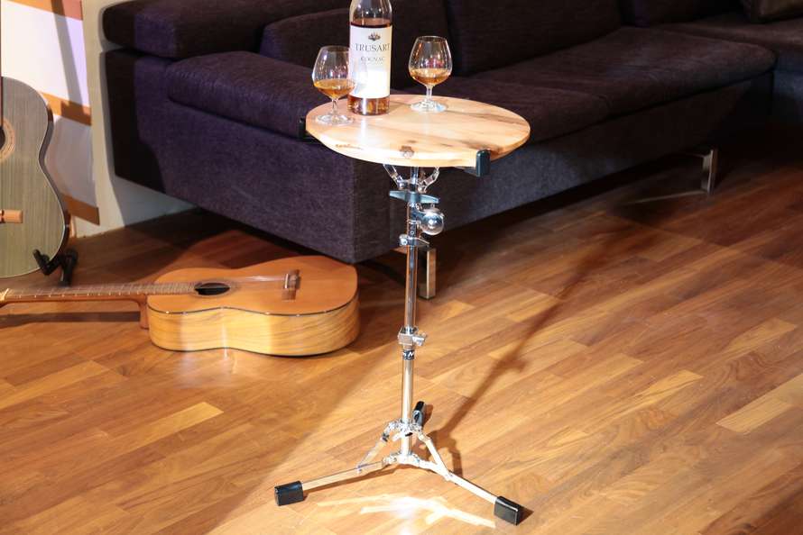 Massivholzcouchtisch mit Snare-Gestell Massivholzcouchtisch mit Snare-Gestell