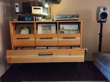 CD-Schublade im Schallplattenschrank 