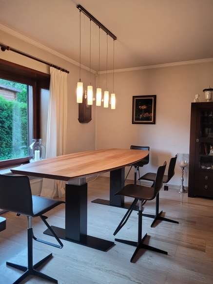 Höhenverstallbarer Konferenztisch als Esstisch 