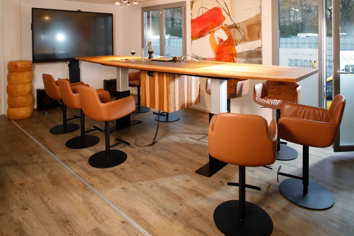 Höhenverstellbarer Konferenztisch, auf dem man kochen kann 