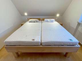 Massivholzbett aus Ahorn mit Kirschbaumdetails Massivholzbett aus Ahorn mit Kirschbaumdetails