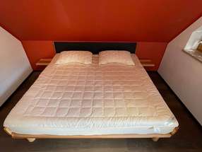 Elsbeeren-Massivholzbett mit Leder-Kopfteil Elsbeeren-Massivholzbett mit Leder-Kopfteil