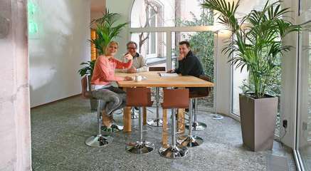 Gemütlicher Besprechungstisch zum Sitzen und Stehen