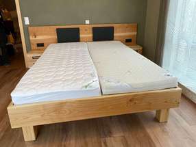 Massivholzbett in Einzelanfertigung in Kirschbaum Massivholzbett in Einzelanfertigung in Kirschbaum