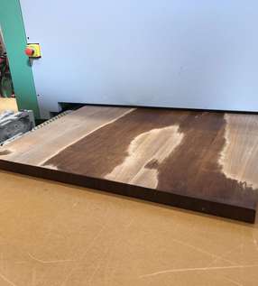 Falsche Oberfläche auf Massivholztisch angeschliffen