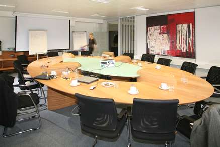 Großer Konferenztisch nach Kundenwunsch