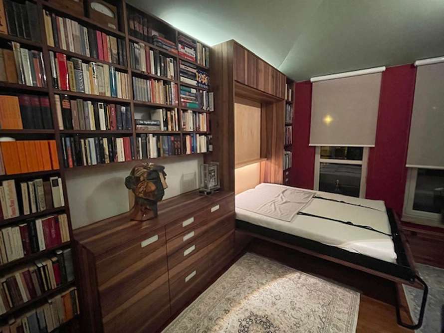 Sideboard mit Bücherregal und Klappbett in Nussbaum 