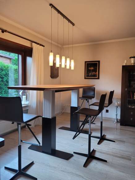 Höhenverstallbarer Konferenztisch als Esstisch 