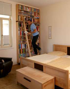 Deckenhohes bücherregal mit anhängbarer Leiter 