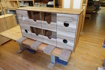 Massivholzfront im Schallplattenschrank Massivholzfront im Schallplattenschrank