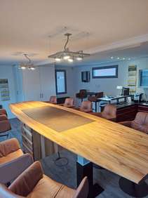 Konferenztisch höhenverstellbar, der gleichzeitig eine Kochinsel ist Konferenztisch höhenverstellbar, der gleichzeitig eine Kochinsel ist