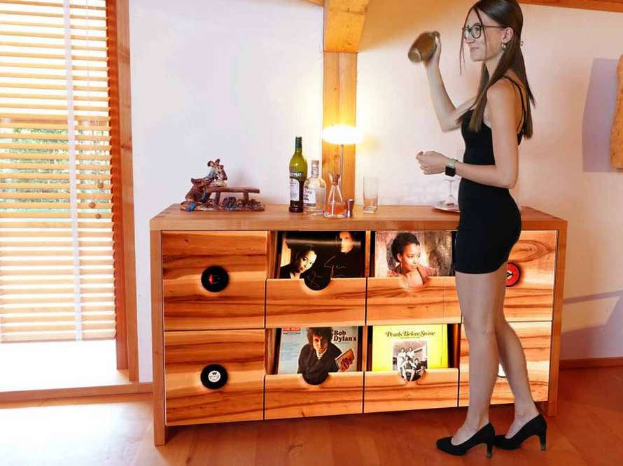 Massivholzschrank für Schallplatten als neue Variante 
