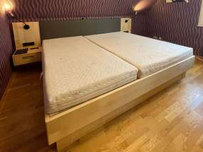 Massivholzbett in Ahorn mit Leuchten von Oligo Massivholzbett in Ahorn mit Leuchten von Oligo