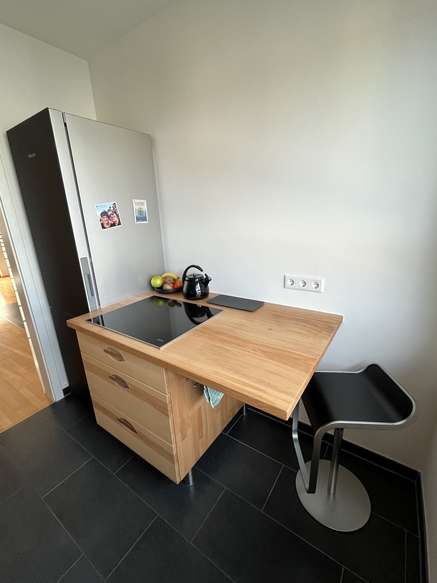 Kochinsel der Massivholzküche 