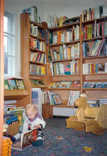 Bücherrregal aus massiver Buche in der Buchhandlung 