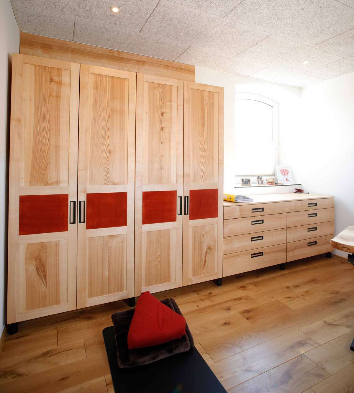 Esche-Massivholz-Büro mit roten Lederdetails