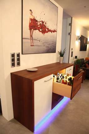 Barschrank im Sideboard aus Thermobuche