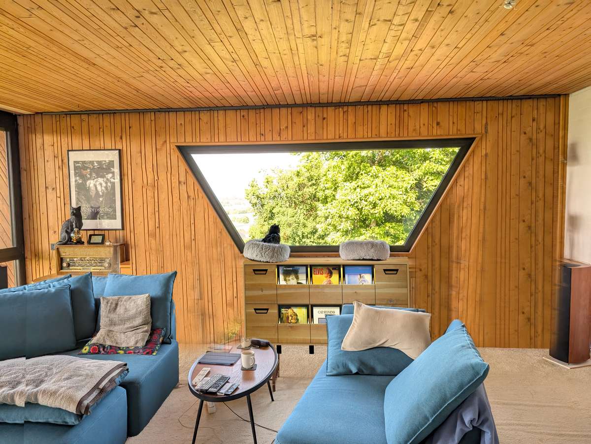 Hifimöbel mit ans Fenster angepassten Griffen