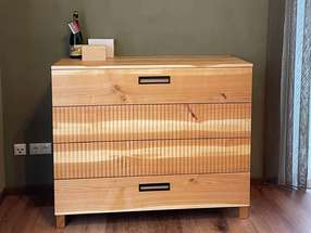 Kirschbaumkommode mit dreidimensionaler Fräsung Kirschbaumkommode mit dreidimensionaler Fräsung