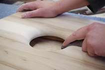 Gefrästes Horn im Schallplattenschrank Gefrästes Horn im Schallplattenschrank